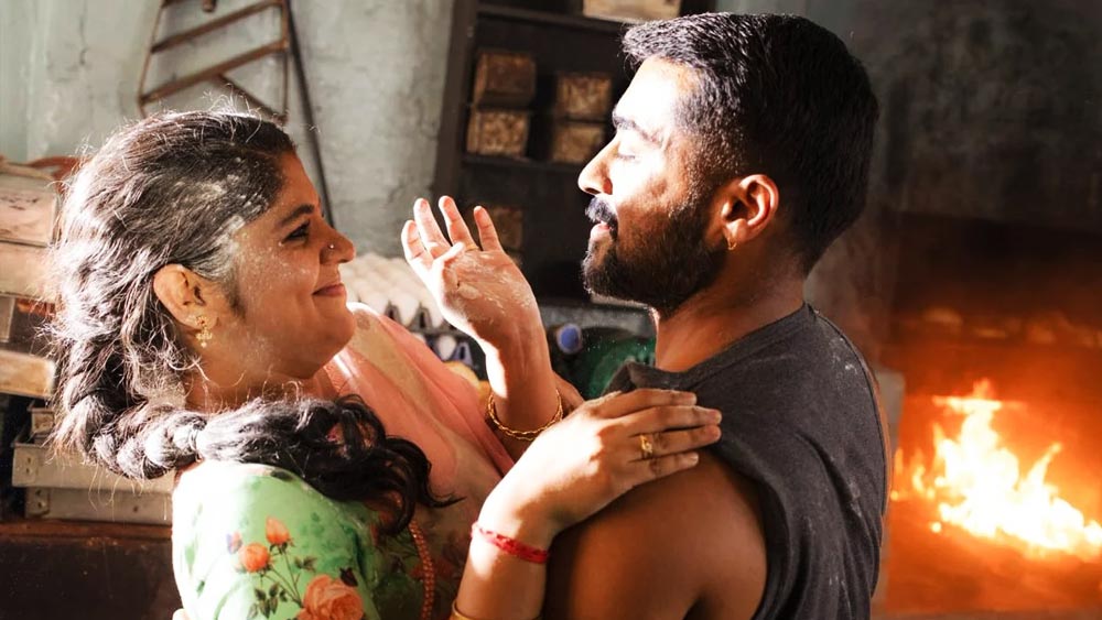 ছবিটি সরাসরি ওটিটি মঞ্চেই মুক্তি পায়। দেখে উচ্ছ্বসিত সিনেমা-প্রেমীরা। ‘সুরারাই পোত্রু’–র অন্যতম প্রযোজক হলেন নায়ক সুরিয়া স্বয়ং।