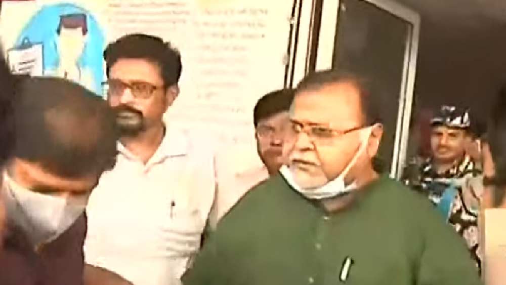 ডাক্তারি পরীক্ষার পর পার্থকে নিয়ে হাসপাতাল থেকে বেরিয়ে গেলেন ইডি আধিকারিকরা