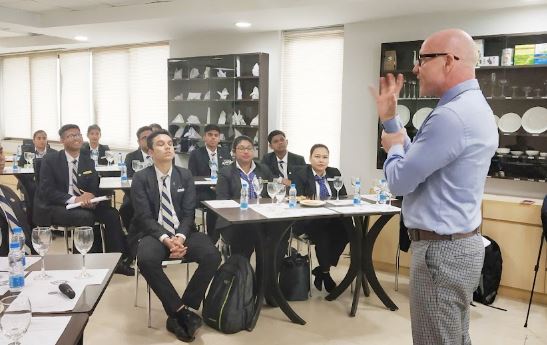 আন্তর্জাতিক স্তরের শিক্ষকদের সান্নিধ্য