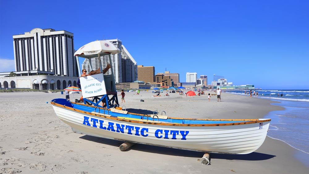 অতলান্তিক মহাসাগরের ধার বরাবর ১১ কিলোমিটার জায়গা জুড়ে ক্যাসিনো, হোটেল, বিশালাকার ডান্স হল, থিয়েটার ঘর প্রভৃতি ছিল এখানে। আমেরিকার পূর্ব উপকূলবর্তী যতগুলি স্টেট রয়েছে— ফিলাডেলফিয়া, পেনসিলভানিয়া, কানেক্টিকাট, মিশিগান, নিউ ইয়র্ক, ভার্জিনিয়া-সহ বহু স্টেটের বাসিন্দাদের আকর্ষণের জায়গা ছিল এই আটলান্টিক সিটি।