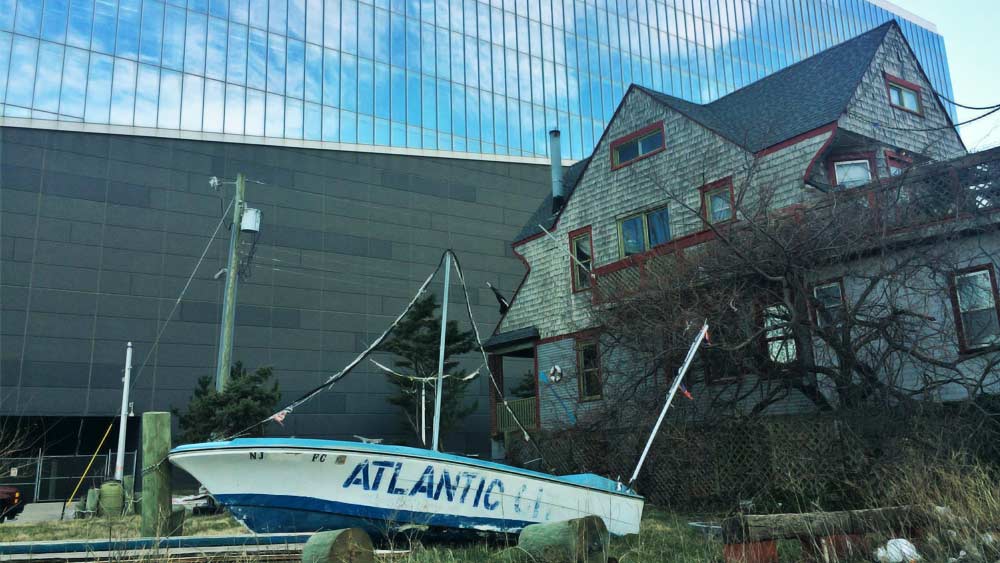 শহরের বিভিন্ন প্রান্ত থেকে কোটিপতিরা ছুটে আসতেন এখানকার ক্যাসিনোয়। ছুটি কাটাতে এই শহরে এসে অনেকেই মোটা অঙ্কের টাকা খরচ করে বাড়ি ফিরতেন। তবে এখানকার ক্যাসিনোগুলিতে শুধু ধনকুবেরদেরই নয়, প্রবেশাধিকার ছিল সমাজের সব অর্থনৈতিক স্তরের মানুষেরই।