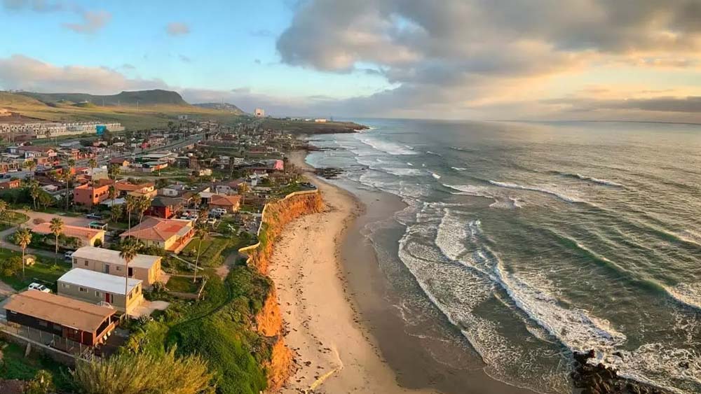 ‘মিনি ভেগাস’-এর আনন্দ নিতে অনেকেই আটলান্টিক সিটি ঘুরতে আসেন। কেউ কেউ আবার সমুদ্রের ধারে বিচহাউস ভাড়া নিয়ে শহরের কোলাহল থেকে দূরে সময় কাটান।