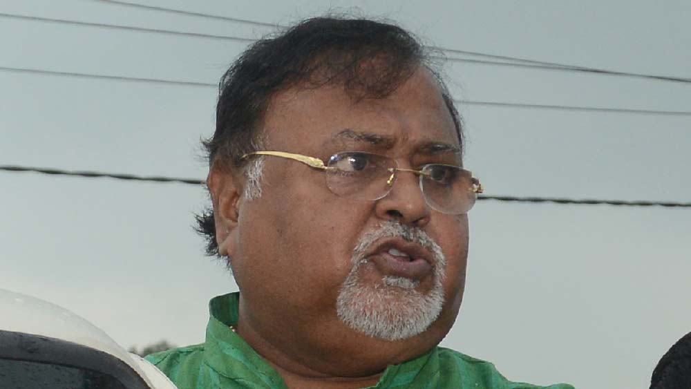 যদিও ১২ এপ্রিল সিবিআই দফতরে হাজিরা দিতে হয়নি পার্থকে। তাঁর আবেদনের ভিত্তিতে বিচারপতি গঙ্গোপাধ্যায়ের একক বেঞ্চের নির্দেশের উপর অন্তর্বর্তী স্থগিতাদেশ দেয় বিচারপতি সুব্রত তালুকদার ও বিচারপতি আনন্দকুমার মুখোপাধ্যায়ের ডিভিশন বেঞ্চ। তার পর দিনই একক বেঞ্চের নির্দেশের উপর স্থগিতাদেশের মেয়াদ বাড়িয়ে পাঁচ সপ্তাহ করা হয়। 