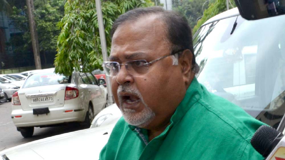 পাঁচ সপ্তাহের মেয়াদ শেষে গত ১৮ মে পার্থকে আবার সিবিআইয়ের মুখোমুখি হওয়ার নির্দেশ দিয়েছিল হাই কোর্টের একক বেঞ্চ। বিচারপতি গঙ্গোপাধ্যায় জানান, তাঁর আশা, মন্ত্রিপদ থেকে শীঘ্রই সরে দাঁড়াবেন পার্থ। একক বেঞ্চের এই নির্দেশের পর সিবিআই দফতরের হাজিরা এড়াতে আবার ডিভিশন বেঞ্চের দ্বারস্থ হয়েছিলেন প্রাক্তন শিক্ষামন্ত্রী। কিন্তু ডিভিশন বেঞ্চ ওই আবেদন শুনতে চায়নি। 