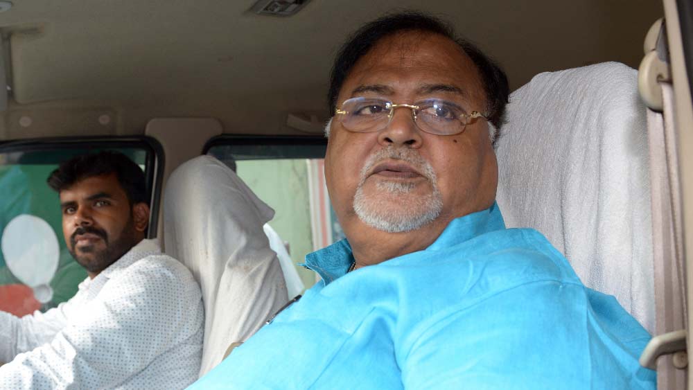 এর পর গত জুন মাসে স্কুল সার্ভিস কমিশনে নিয়োগ দুর্নীতি মামলায় বেআইনি লেনদেন সংক্রান্ত যে সব অভিযোগ উঠেছে, তা খতিয়ে দেখতেই তদন্তে নামে ইডি। 