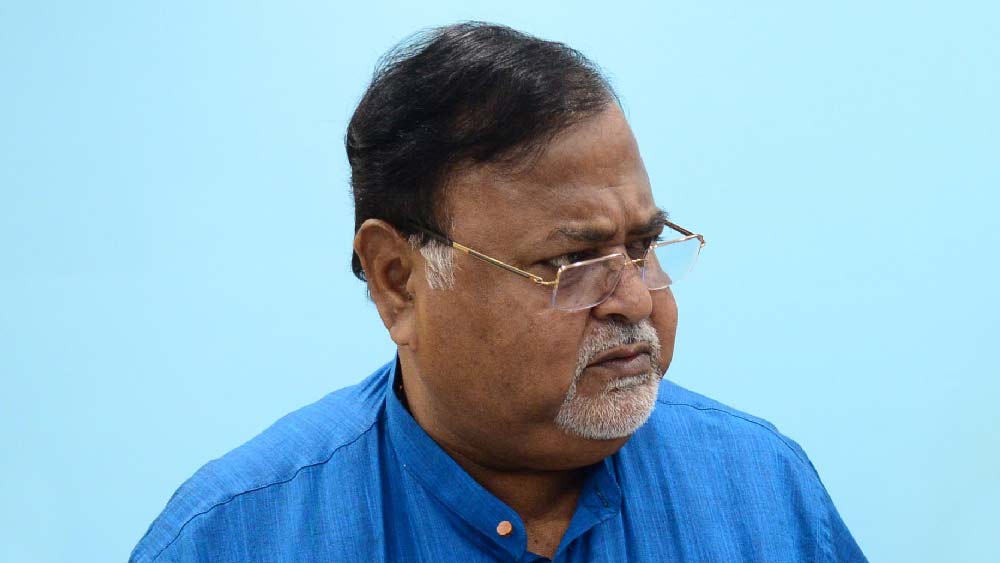 শুক্রবার সকাল। ঘুম থেকে তখনও ওঠেননি রাজ্যের প্রাক্তন শিক্ষা মন্ত্রী পার্থ চট্টোপাধ্যায়। তলবি নোটিস ছাড়াই তাঁর নাকতলার বাড়িতে সদলবলে পৌঁছে যান ইডির আধিকারিকেরা। শুরু হয় জেরা। তার পর শিক্ষক নিয়োগ দুর্নীতিতে টানা ২৭ ঘণ্টা জেরা করা হয় পার্থকে। শনিবার সকালে গ্রেফতার করা হয় তাঁকে।