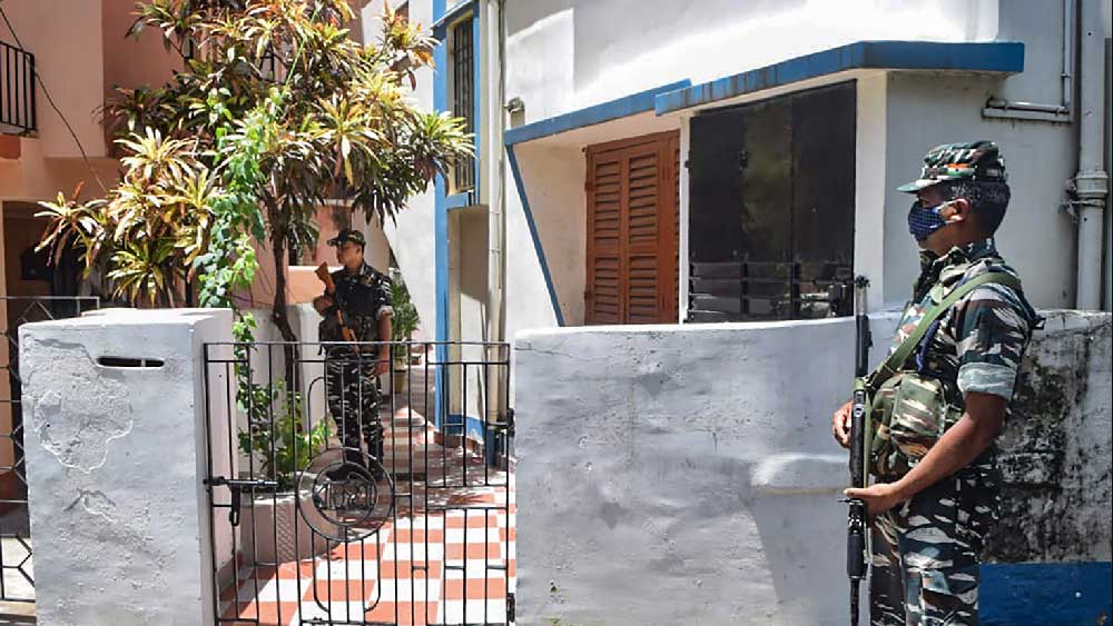 একা পার্থের বাড়িতে নয়, শুক্রবার রাজ্যের অন্তত ১৪ জায়গায় তল্লাশি চালিয়েছেন ইডির ৭৫ জন আধিকারিক। তাঁদের মধ্যে বেশির ভাগই ‘প্রভাবশালী’। বিভিন্ন সময়ে শিক্ষক নিয়োগ দুর্নীতি মামলায় তাঁদের নাম জড়িয়েছে। তাঁদের আয়ের সঙ্গে সম্পত্তির সামঞ্জস্য রয়েছে কি না, তা দেখতেই শুক্রবার সারা দিন তল্লাশি অভিযান চালায় ইডি। এই প্রভাবশালীদের গত ১০ বছরের আয়কর রিটার্নও দেখতে চাওয়া হয় বলে খবর।