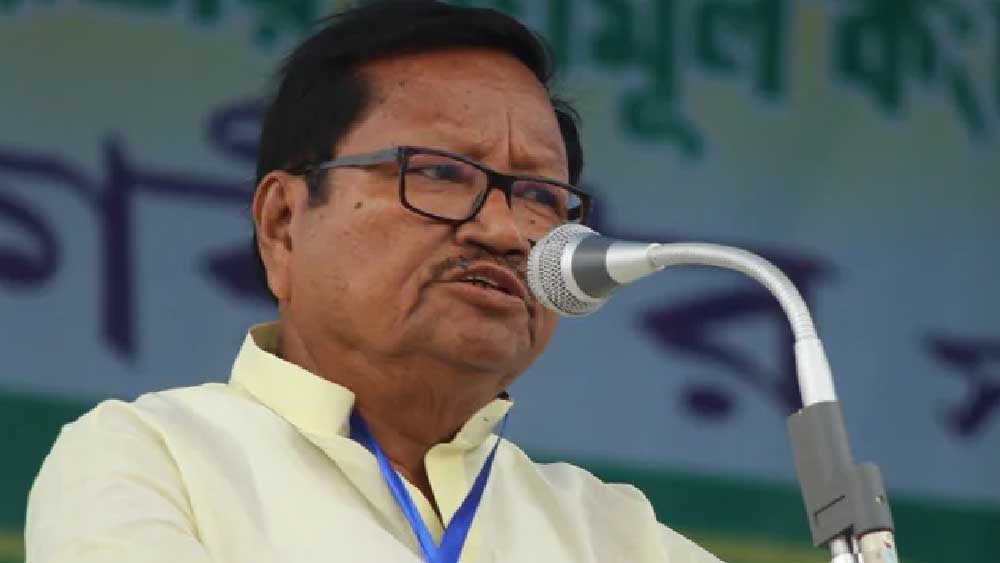 শুক্রবার পরেশের মেখলিগঞ্জের বাড়িতেও টানা ন’ঘণ্টা তল্লাশি চালায় ইডির ১০ জনের একটি দল। ছিলেন মহিলা আধিকারিকেরাও। সকাল সাতটা থেকে চলে তল্লাশি। মন্ত্রীর আত্মীয়দেরও জেরা করা হয়। সেই সময় তাঁদের মোবাইল ফোন হেফাজতে নিয়ে নেওয়া হয় বলেও জানা গিয়েছে। 