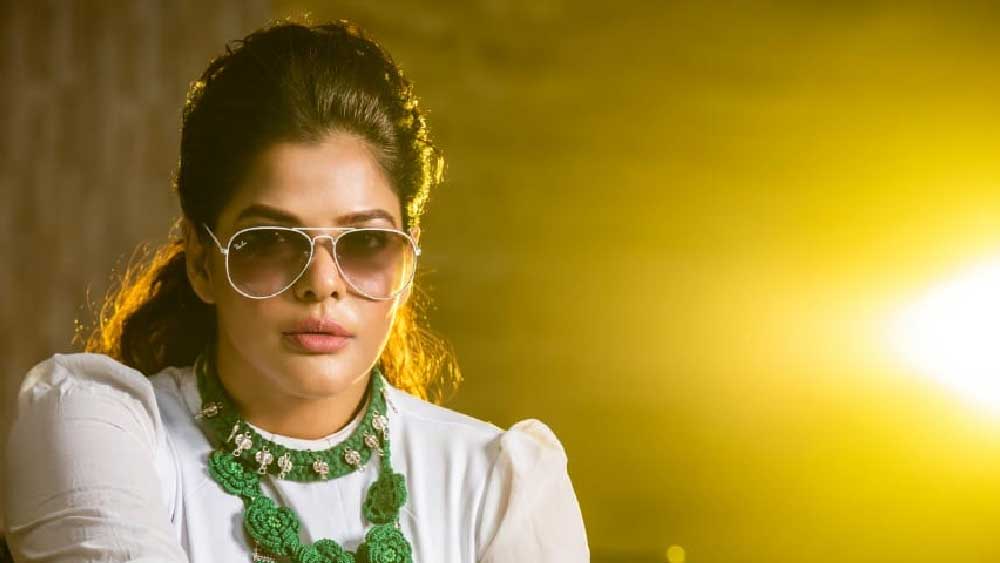 শুক্রবার হানা দেওয়া হয় ‘পার্থ-ঘনিষ্ঠ’ অর্পিতা মুখোপাধ্যায়ের টালিগঞ্জের বাড়িতে। সেখান থেকে উদ্ধার হয় নগদ ২১ কোটি ২০ লক্ষ টাকা এবং ৭৯ লক্ষ টাকার গয়না। পাঁচশো এবং দু’হাজার টাকার নোটে উদ্ধার হয়েছে ওই বিপুল পরিমাণ টাকা। অর্পিতাকে আটক করেছে ইডি। কী ভাবে এত টাকা এল, এর সঙ্গে কি শিক্ষক নিয়োগ দুর্নীতির যোগ রয়েছে, পার্থের সঙ্গে তাঁর কী ভাবে পরিচয়, সে সব তথ্য জানার চেষ্টা করছেন আধিকারিকেরা। 