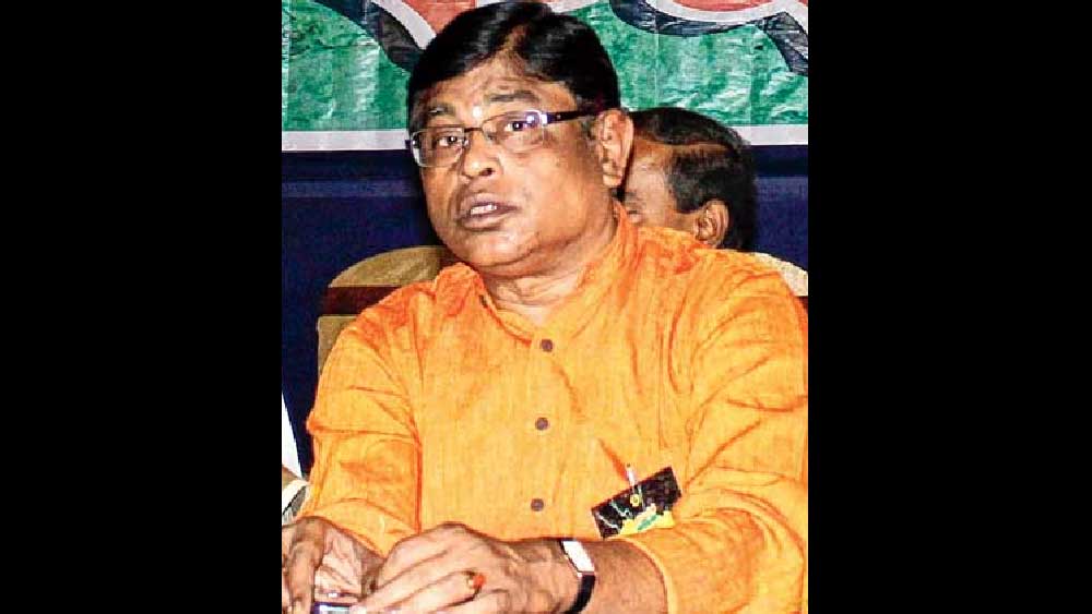 মানিকের যাদবপুরের দু’টি বাড়িতেও হানা দেয় ইডি। একটি বাড়ি তালাবন্ধ ছিল। তালা খুলে সেখানে ঢুকেও তল্লাশি চালান আধিকারিকেরা।  