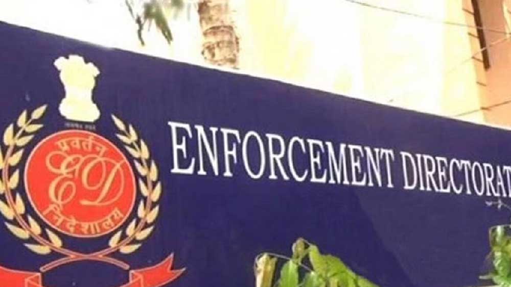 ইডি সূত্রে জানা গিয়েছে, পিকে বন্দ্যোপাধ্যায়ের বাড়িতেও তল্লাশি চালানো হয়েছে। পার্থ যখন শিক্ষামন্ত্রী ছিলেন, তখন ওএসডি (অফিসার অন স্পেশাল ডিউটি) ছিলেন পিকে। 