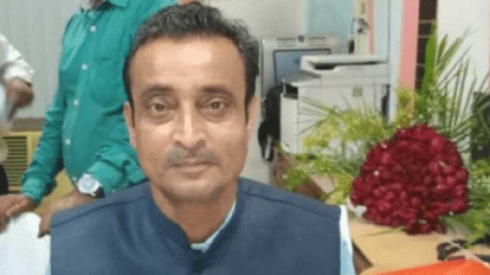 শিক্ষা দফতরের প্রাক্তন অধিকর্তা একে সরকারের ফ্ল্যাটেও হানা দেয় ইডি। এসএসসির প্রাক্তন চেয়ারম্যান সৌমিত্র সরকারের হাওড়া জয়পুরের বাড়িতেও তল্লাশি চালানো হয়েছে। পরে তাঁকে জেরা করা হয়। ২০১৭ সালে এসএসসি নিয়োগ দুর্নীতির অভিযোগ প্রথম প্রকাশ্যে আসে। সেই সময় শিক্ষা দফতরের অধিকর্তা ছিলেন একে সরকার। 