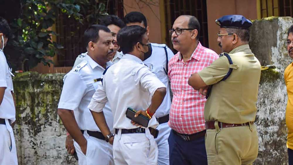 প্রাথমিকের সচিব রত্না চক্রবর্তী বাগচীর বাড়িতে তল্লাশি চালায় ইডি। এসএসসির প্রাক্তন উপদেষ্টা কল্যাণময়ের এক আত্মীয় সি অধিকারী, স্কুল শিক্ষা দফতরের ডেপুটি ডিরেক্টর অলোক সরকারের বাড়িতে গিয়েও জিজ্ঞাসাবাদ করে ইডি। ইডির তরফে জানানো হয়েছে, এসএসসি এবং প্রাথমিক টেট দুর্নীতির তদন্ত করতেই এই তল্লাশি অভিযান।