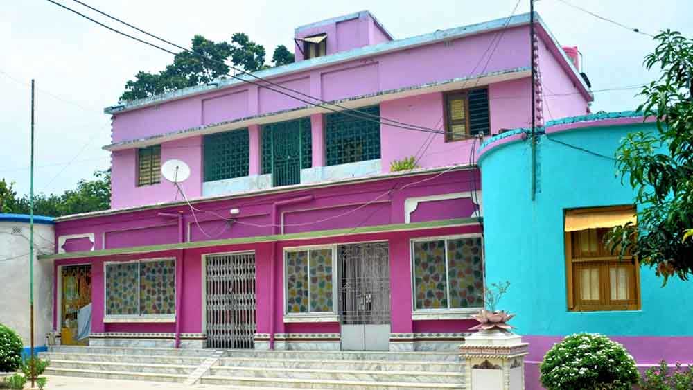 শিক্ষক নিয়োগ দুর্নীতির অভিযোগে হানা দেওয়া হয়েছে বাগদার সেই ‘রঞ্জন’ ওরফে চন্দন মণ্ডলের বাড়িতে। তখন তিনি পূর্ব নির্দেশমতো হাজিরা দিতে গিয়েছিলেন কলকাতা হাই কোর্টে। তিনি কলকাতায় থাকার সময়ই বাগদায় তাঁর বাড়িতে পৌঁছন ইডির আধিকারিকেরা। 