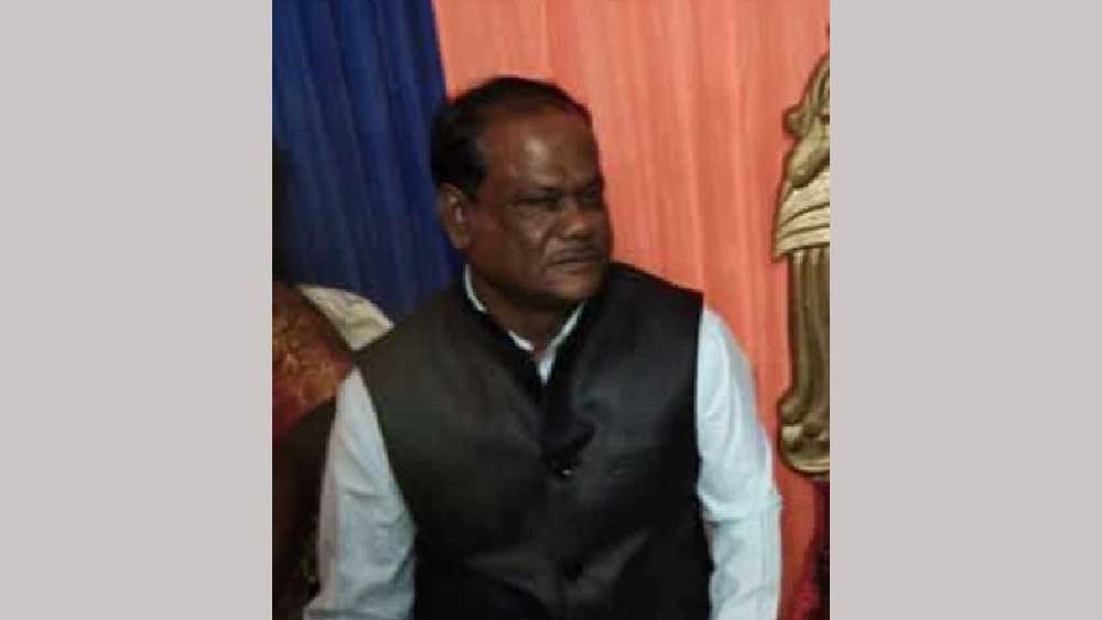 বছরখানেক আগে রাজ্যের প্রাক্তন মন্ত্রী তথা প্রাক্তন সিবিআই কর্তা উপেন বিশ্বাস একটি ভিডিয়ো প্রকাশ করে ‘শিক্ষক নিয়োগ দুর্নীতি’র বিষয়টি প্রকাশ্যে এনেছিলেন। আঙুল তুলেছিলেন ‘রঞ্জন’ নামে এক ব্যক্তির দিকে। অভিযোগ ছিল, টাকা নিয়ে চাকরি পাইয়ে দিয়েছেন তিনি। পরে বাগদার প্রাক্তন বিধায়ক দুলাল বরও একই অভিযোগ করেন। ইডির তরফে জানানো হয়েছে, এসএসসি এবং প্রাথমিক টেট দুর্নীতির তদন্ত করতেই এই তল্লাশি অভিযান।