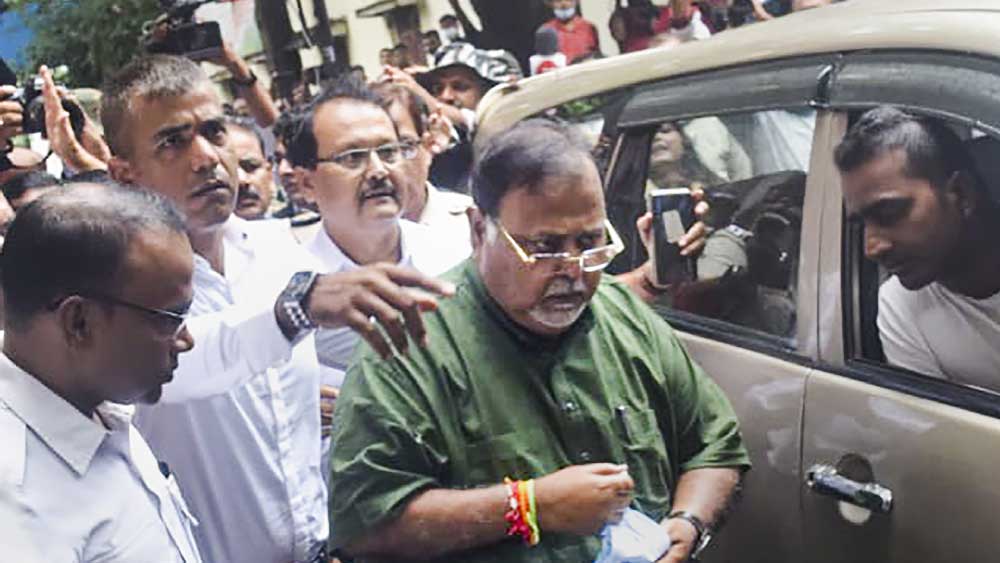 এসএসসি দুর্নীতি মামলার তদন্তে নেমে শুক্রবার রাজ্যের বিভিন্ন জায়গায় তল্লাশি চালায় ইডি। এর মধ্যে ছিল রাজ্যের শিল্পমন্ত্রী পার্থ চট্টোপাধ্যায়ের নাকতলার বাড়িও। তালিকায় ছিল প্রাথমিক শিক্ষা পর্ষদের প্রাক্তন চেয়ারম্যান মানিক ভট্টাচার্য এবং রাজ্যের শিক্ষা প্রতিমন্ত্রী পরেশচন্দ্র অধিকারীর বাড়িও। শুক্রবার সকাল সাড়ে ৭টা নাগাদ পার্থের বাড়ি পৌঁছন ইডি আধিকারিকেরা। এর পর টানা প্রায় ২৭ ঘণ্টার প্রশ্নোত্তর। তার পরেই ইডির হাতে গ্রেফতার হন পার্থ। আটক করা হয়েছে ‘পার্থ-ঘনিষ্ঠ’ অর্পিতা মুখোপাধ্যায়কেও। অর্পিতার বাড়ি থেকে উদ্ধার হয়েছে নগদ ২১ কোটি ২০ লক্ষ টাকা এবং বহুমূল্যের গয়না।