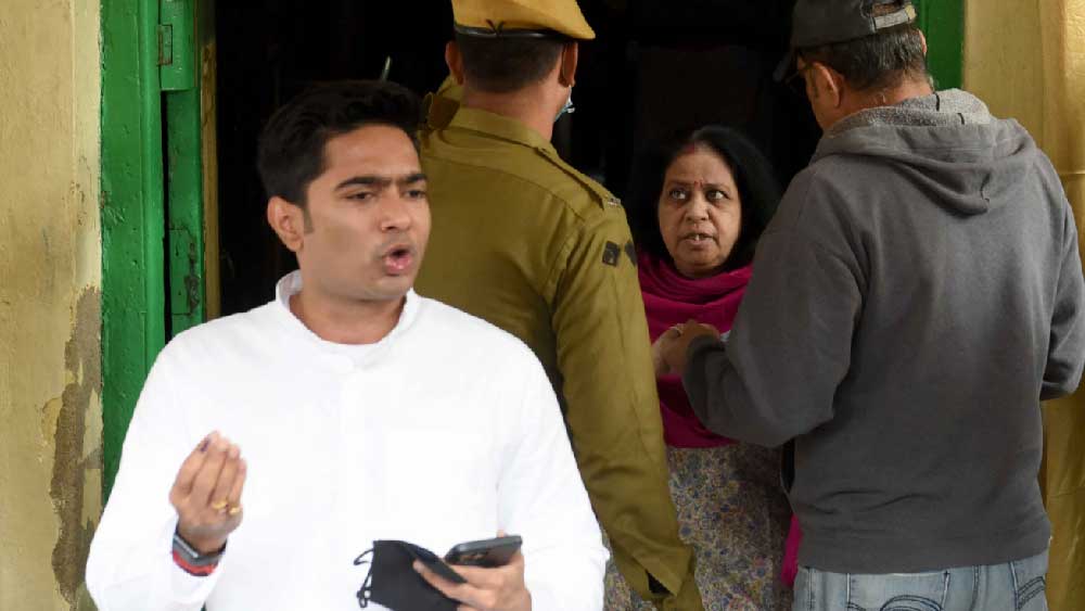 পার্থ ছাড়াও তৃণমূলের সর্বভারতীয় সাধারণ সম্পাদক অভিষেক বন্দ্যোপাধ্যায়ের উপরও কেন্দ্রীয় তদন্তকারী সংস্থাগুলির কড়া নজর রয়েছে। কয়লাপাচার মামলায় অভিষেক এবং তাঁর স্ত্রীকে একাধিক বার তলব করা হয়। এমনকি, তাঁর বাড়িতেও যায় সিবিআই।