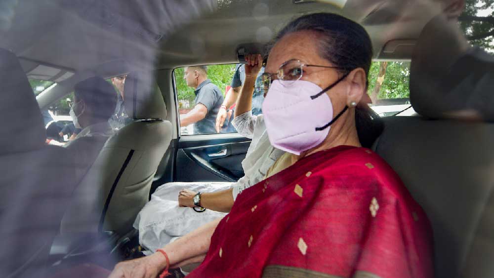 চলতি বছরের ১ জুন ‘ন্যাশনাল হেরাল্ড’-এর সঙ্গে যুক্ত একটি আর্থিক তছরুপ মামলায় কংগ্রেসের সভানেত্রী সনিয়া গাঁধীকে তলব করে ইডি। তলব করা হয় রাহুল গাঁধীকেও।