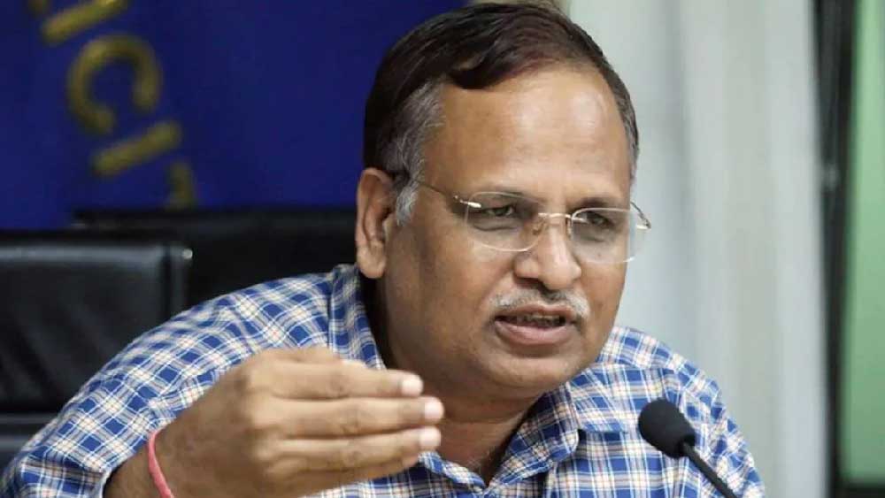 তার ঠিক দু’দিন আগে ইডি আধিকারিকরা হাওয়ালা মামলায় দিল্লির মন্ত্রী তথা আম আদমি পার্টির নেতা সত্যেন্দ্র জৈনকে গ্রেফতার করে। অরবিন্দ কেজরীবালের আপ সরকারের স্বাস্থ্য, বিদ্যুৎ, স্বরাষ্ট্র-সহ একাধিক দফতরের মন্ত্রী ছিলেন সত্যেন্দ্র। 