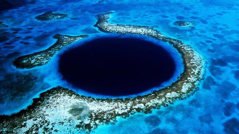 পৃথিবীর প্রথম পাঁচটি ‘ডাইভিং সাইট’-এর মধ্যে উল্লেখযোগ্য ‘দ্য গ্রেট ব্লু হোল’। মধ্য আমেরিকার উত্তর-পূর্ব উপকূলের বেলিজ সিটি এলাকায় এই পর্যটনস্থলটি স্কুবা ডাইভারদের প্রিয় জায়গা। আয়নার মতো স্বচ্ছ জলের তলায় বিভিন্ন প্রজাতির সামুদ্রিক প্রাণী, হাঙরের দেখা মেলে ইউনেস্কো স্বীকৃত এই এলাকায়।