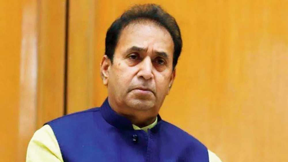 ২০২১-এর নভেম্বরে মহারাষ্ট্রের প্রাক্তন স্বরাষ্ট্রমন্ত্রী অনিল দেশমুখের বাড়িতেও হানা দেয় ইডি। তোলাবাজি এবং আর্থিক তছরুপের মামলায় দেশমুখকে ১২ ঘণ্টারও বেশি সময় ধরে জিজ্ঞাসাবাদের পর গ্রেফতার করে ইডি। মুম্বই পুলিশের প্রাক্তন কমিশনার পরমবীর সিংহের আনা অভিযোগের ভিত্তিতে তাঁর উপর একযোগে তদন্ত শুরু করে ইডি এবং সিবিআই। তিনি এখনও জেলে রয়েছেন।