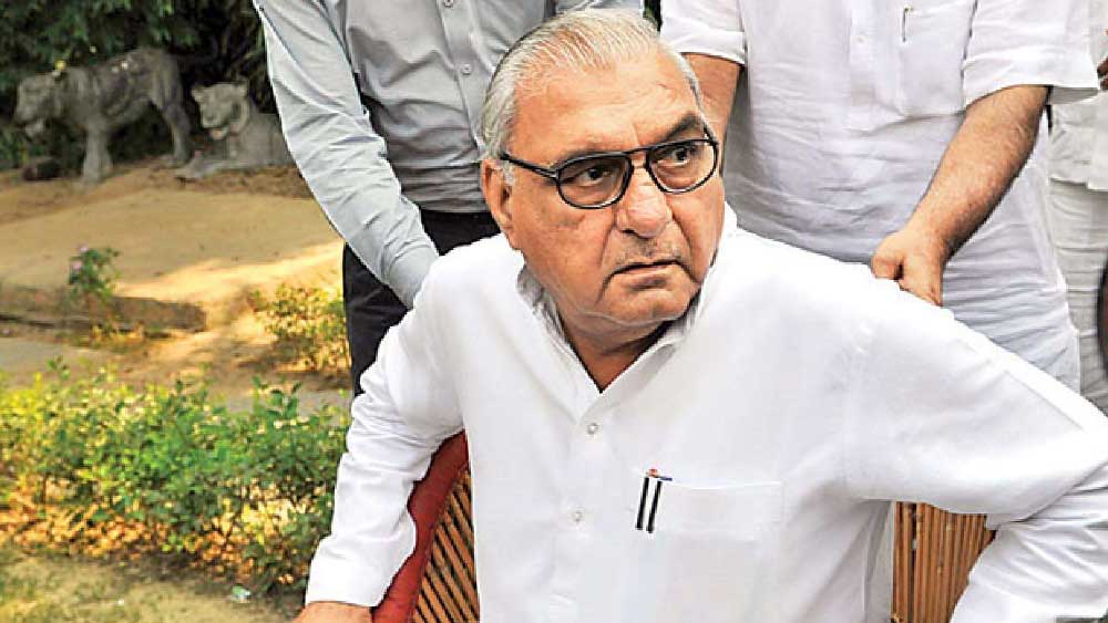 রোহতকে হুডার বাসভবন-সহ ২০টি জায়গায় অভিযান চালায় সিবিআই। ওই অভিযানকে ‘রাজনৈতিক প্রতিহিংসা’ এবং ‘বিরোধীদের কণ্ঠরোধের চেষ্টা’ বলে মন্তব্য করেন তিনি।