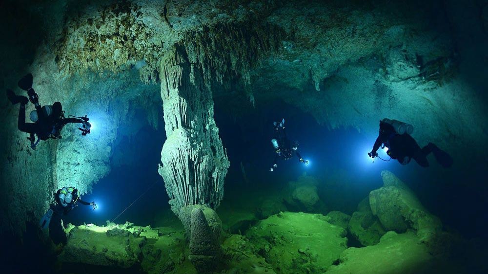 কিন্তু গুহার ভিতর যা দেখলেন, তা দেখে রীতিমতো চমকে যান তাঁরা। গুহাগুলি স্ট্যালাগটাইট পাথর দিয়ে তৈরি। চুনাপাথর ও অন্য খনিজের সঙ্গে গুহার ছাদ থেকে চুঁইয়ে পড়া জল মিশে কেলাস পদ্ধতিতে এই পাথর তৈরি হয়। কিন্তু জলের তলায় যে গুহার সন্ধান পাওয়া গিয়েছে, সেই গুহার ছাদ থেকে আবার জল পড়বে কী করে?