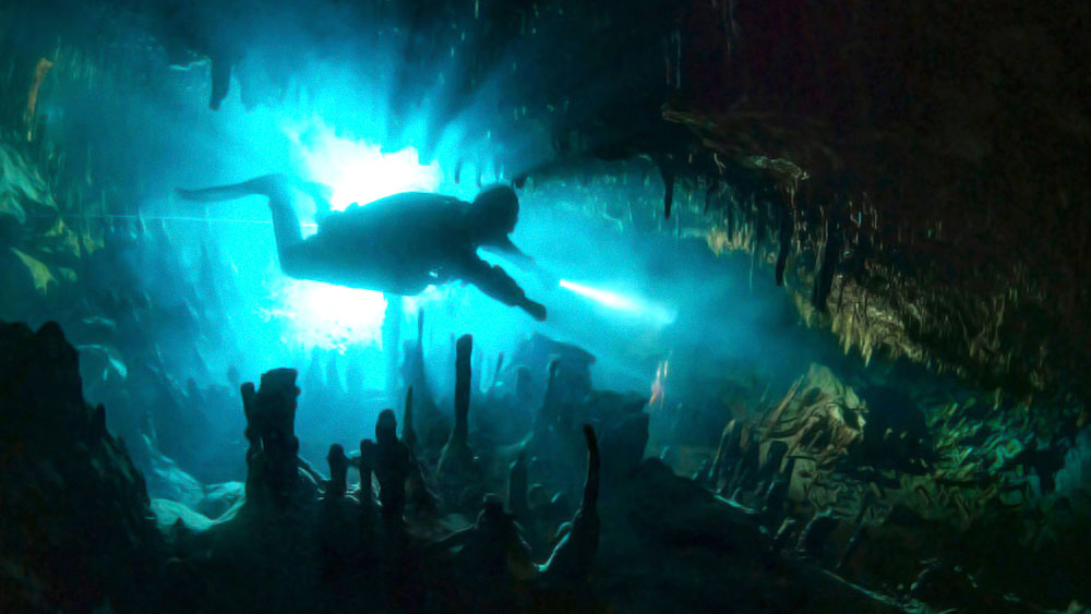 গবেষণা করে জানা যায়, এই এলাকাটি এক সময় জলের উপরে ছিল। বহু বছর ধরে তৈরি হওয়া এই গুহার চারদিকে জলস্তর বেড়ে যাওয়ার কারণে সেগুলি জলের তলায় ডুবে যায়। জলের তলায় কিছু শাঁখ এবং ঝিনুকের খোঁজ মেলে যা সচরাচর দেখা যায় না।