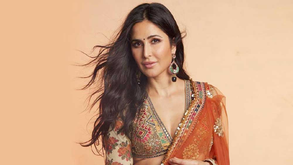 শুধু কার্তিকই নয়, বলিউড সিনেমাজগতে এমন বহু তারকা রয়েছেন যাঁদের ছবির সাফল্যের পর বহুমূল্যের উপহার দিয়েছেন সেই ছবির প্রযোজক অথবা সহ-অভিনেতা। এই তালিকায় বিগ-বি থেকে শুরু করে ক্যাটরিনা কইফের মতো নামকরা তারকা রয়েছেন।