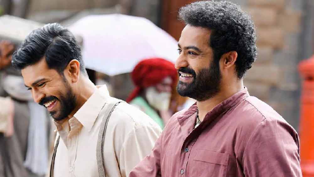 মিষ্টির সঙ্গে ৫০ থেকে ৬০ হাজার টাকা মূল্যের স্বর্ণমুদ্রাও উপহার দিয়েছিলেন রামচরণ। জানা গিয়েছে, প্রতিটি স্বর্ণমুদ্রার ওজন ১১.৬ গ্রাম। এই স্বর্ণমুদ্রাগুলি কিনতে মোট ১৮ লক্ষ টাকা খরচ করেছেন।