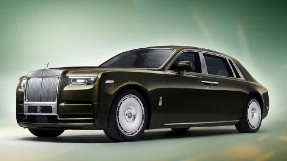 অমিতাভ বচ্চন এই ছবিতে কাজ করেছিলেন বলে পরিচালক তাঁকে তিন থেকে পাঁচ কোটি টাকা মূল্যের একটি রোলস রয়েস ফ্যান্টম গাড়ি উপহার দেন।