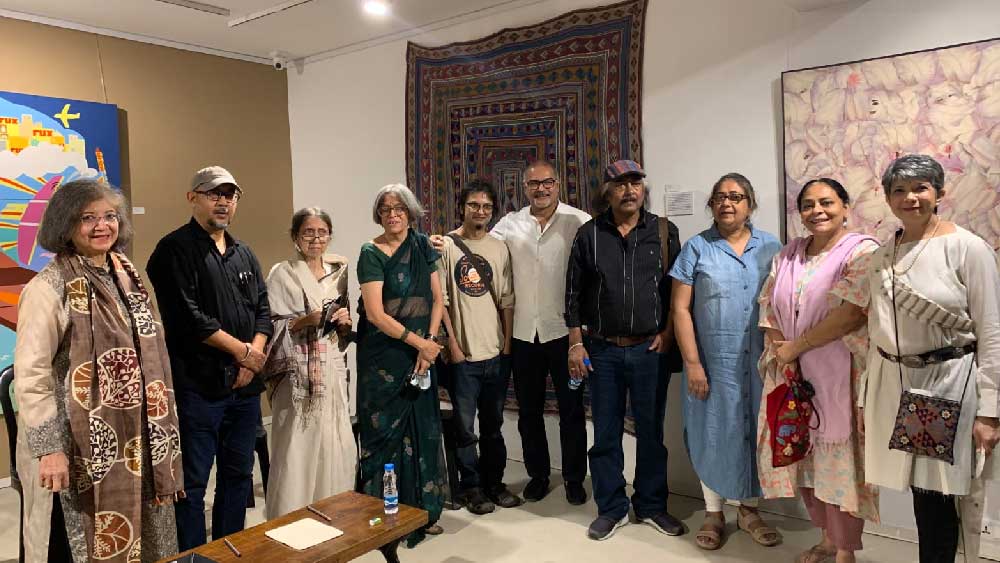 আলোচনায় অংশগ্রহণ করেছিলেন ইংরেজি সাহিত্যের অধ্যাপক নীলাদ্রি চট্টোপাধ্যায়, শিল্পী ও শিল্পচর্চার ঐতিহাসিক শ্রেয়সী চট্টোপাধ্যায়, শিল্প সমালোচক ঋতা দত্ত, লেখিকা অঞ্জনা বসু, কলা ভবনের অধ্যক্ষ পঙ্কজ কনওয়ার, চলচ্চিত্র পরিচালক মৈনাক ভৌমিক এবং শিল্পী সমীর আইচ। 