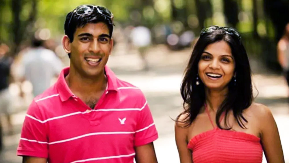 কিভের উপর মস্কোর আগ্রাসনের পর রাশিয়া থেকে আয় হয় এমন ব্যবসাগুলি প্রশ্নের মুখে পড়ে। ব্রিটেনের প্রথম সারির রাজনীতিবিদ হওয়ার সুবাদে স্বাভাবিক ভাবেই অভিযোগের তির ছিল ঋষির দিকে।