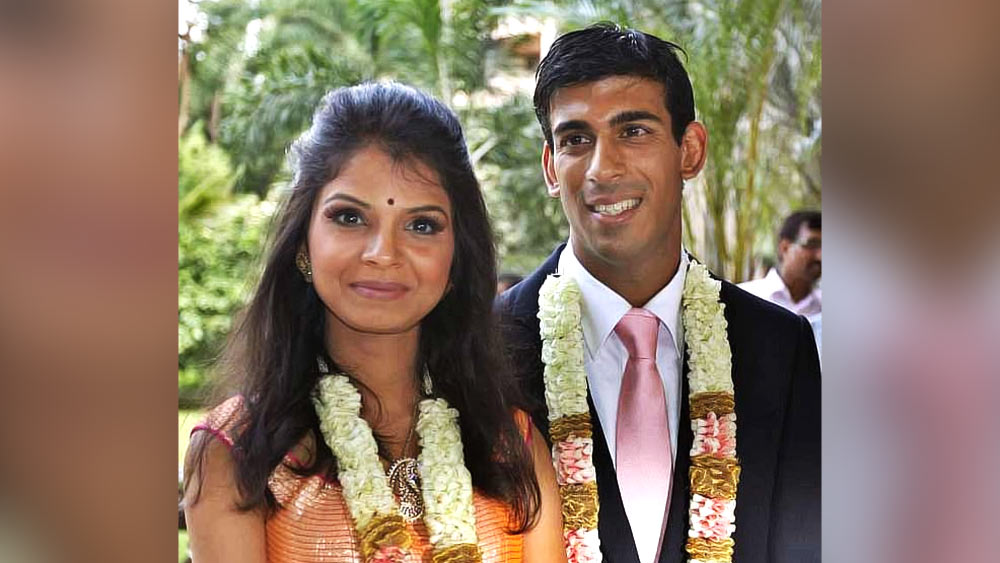 স্ত্রী-কে নিয়ে বিতর্ক থাকলেও সুনক কিন্তু প্রথম থেকেই প্রধানমন্ত্রী হওয়ার দৌড়ে বেশ এগিয়েই ছিলেন। কিন্তু তীরে এসে তরী ডুবল। নিন্দকদের মতে, অনেকেই অক্ষতার সঙ্গে জড়িয়ে থাকা বিতর্ক এখনও ভোলেননি। আর তার প্রতিফলন ঘটেছে ভোটের ফলাফলে।