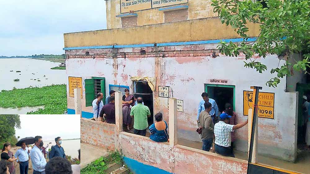 ব্যবস্থা: গঙ্গার কিনারে স্কুল। পরিদর্শনে আধিকারিক দল (ইনসেটে)।