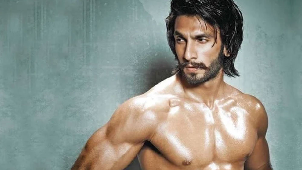 তবে রণবীরই প্রথম নন, যাঁর বিবস্ত্র দেহ এবং সুঠাম শরীর তোলপাড় ফেলেছে আসমুদ্রহিমাচল জুড়ে। বস্তুত, তাঁর বেলায় বিতর্ক বোধহয় খানিকটা কমই।