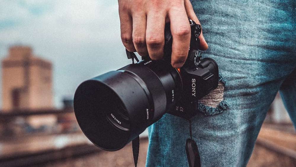 রণবীরের আগেও নিরাবরণ হয়ে ক্যামেরার সামনে ধরা দিয়েছেন বহু অভিনেতা-অভিনেত্রী। অভিনেতাদের ক্ষেত্রে বিতর্ক কম হলেও বার বার সমাজের ধ্বজাধারীদের রোষে পড়েছেন অভিনেত্রীরা।