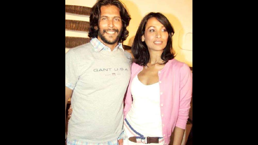 সেই বিজ্ঞাপনে অনাবৃতা ছিলেন মধুও। তাঁদের শরীরের উর্ধাঙ্গ আষ্টেপৃষ্টে জড়িয়ে ছিল একটি পাইথন।