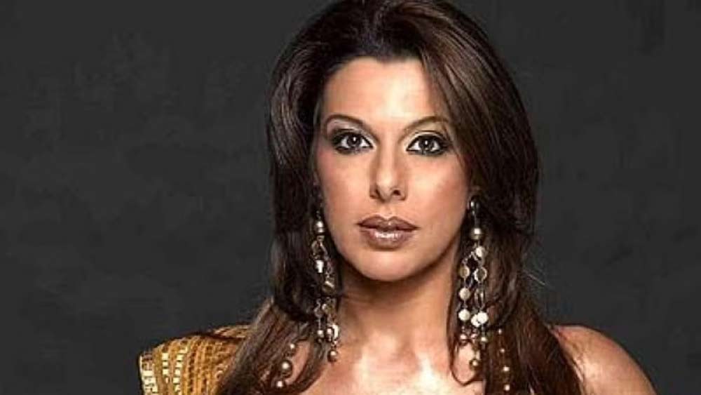 একটি কন্ডোমের বিজ্ঞাপনের জন্য এই রূপে ক্যামেরার সামনে ধরা দেন পূজা। একে কন্ডোম, তার উপর আবার নিরাবরণ অভিনেত্রী। 