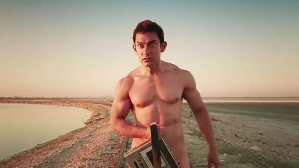 ছবিতে এক ভিনগ্রহীর চরিত্রে অভিনয় করেন আমির। সিনেমার চিত্রনাট্যের খাতিরে একটি দৃশ্যে নগ্ন হতে হয় আমিরকে। ওই দৃশ্যে কেবল একটি ট্রানজিস্টার দিয়ে গোপনাঙ্গ ঢাকতে দেখা যায় আমিরকে। দৃশ্যটি অনেকে পছন্দ করলেও অনেকের অপছন্দের কারণ হয়ে ওঠে।