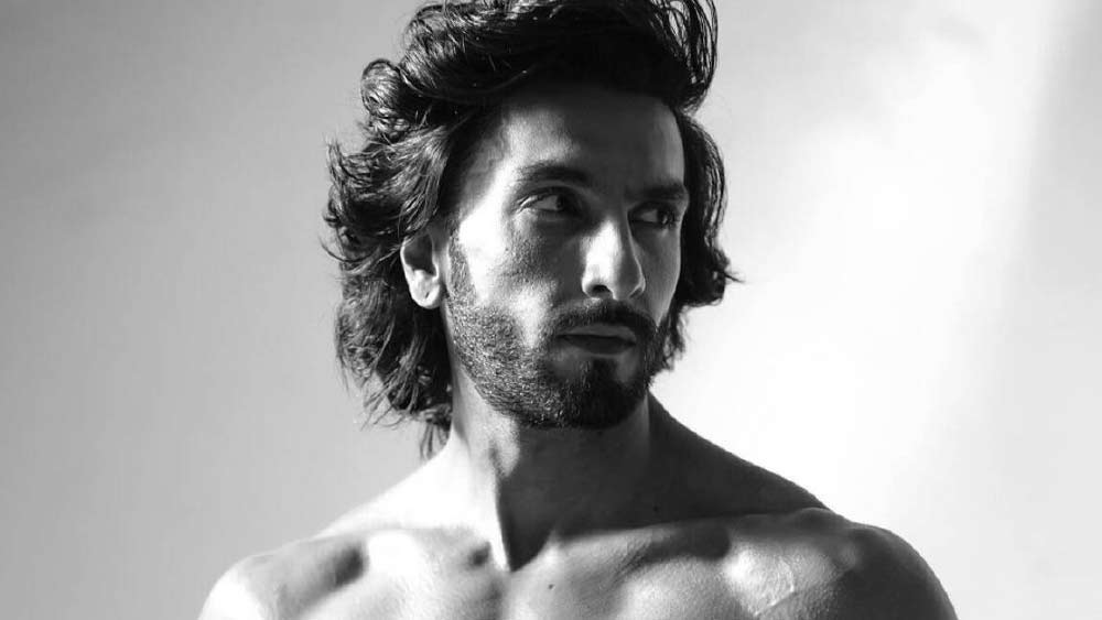 রণবীরকে দেখলে বোঝা যায়, বর্তমানে ক্যামেরার সামনে নিরাবরণ ভাবে দাঁড়ানো খুব কঠিন নয়। সাবলীল ভাবেই তিনি ক্যামেরার সামনে নিজের উন্মুক্ত শরীর মেলে ধরেছেন। তবে নম্বইয়ের দশকে হয়তো এতটাও সাহসী ছিল না বলিউড। 