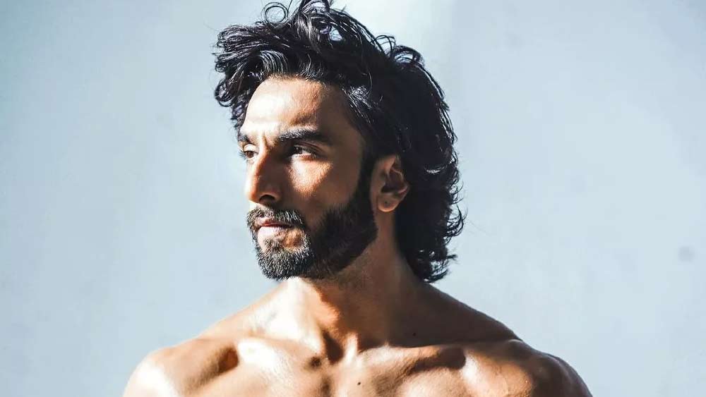 নম্বই দশকের আগে পেশার খাতিরেও নিরাবরণ হতে দেখা যেত না সিনে তারকাদের। তখন সঙ্কোচ এবং সমালোচনা দুই-ই বেশি ছিল। সেই কারণেই কটিবস্ত্র পরে থাকতেন অভিনেতা-অভিনেত্রীরা।