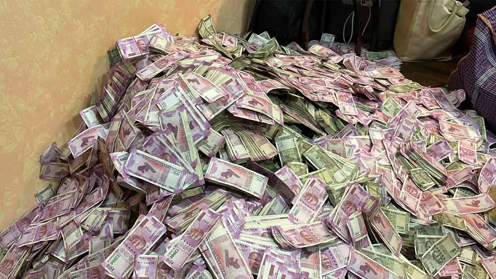 সব মিলিয়ে মোটা অঙ্কের টাকা তদন্তকারীরা উদ্ধার করলেও তাঁদের দাবি, যে পরিমাণ টাকা ও সম্পত্তি উদ্ধার করা হয়েছে, তা সামান্য। মন্ত্রীর ঘনিষ্ঠদের বাড়ি তল্লাশি করলে আরও টাকার খোঁজ মিলতে পারে বলেই ইডির দাবি।