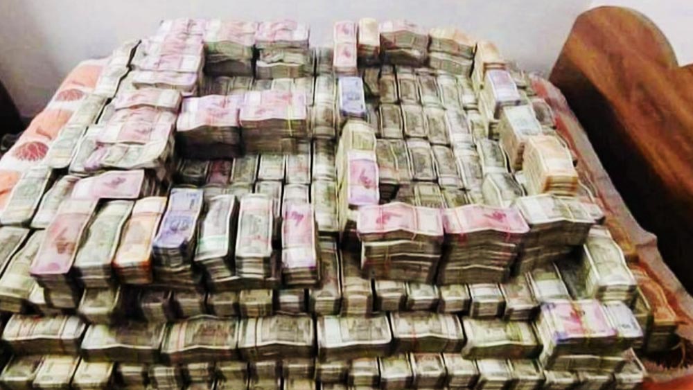 তদন্ত চলাকালীন প্রায় ১৫০ কোটি টাকার হিসাব বহির্ভূত সম্পত্তির খোঁজ পেলে সঙ্গে সঙ্গেই পশ্চিমবঙ্গ, পঞ্জাব, ঝাড়খণ্ড ও দিল্লি-সহ দেশের মোট ১৮টি জায়গায় তল্লাশি চালায় ইডি।