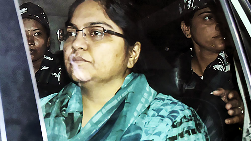 নগদ ১৯ কোটি টাকা উদ্ধার করা হয় পূজার বাড়ি থেকে। তাঁর স্বামীর বাড়ি এবং অফিস থেকেও ১৭ কোটি ৭৯ লক্ষ নগদ টাকা পায় ইডি। হাতেনাতে প্রমাণ পেয়ে ইডি পূজাকে গ্রেফতার করে।