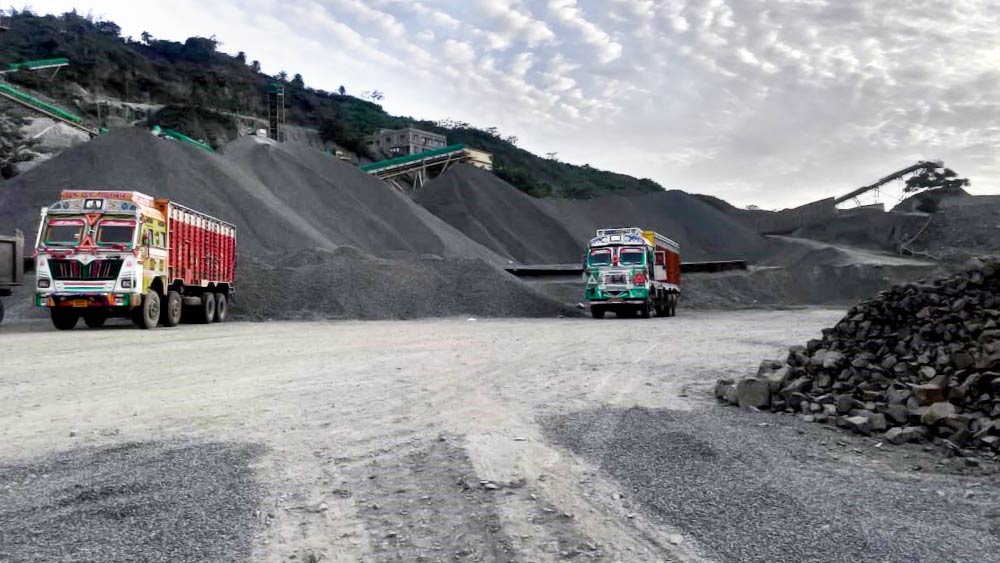 অভিযোগ ছিল, ঝাড়খণ্ডে অনৈতিক ভাবে খননকার্য চালানো হচ্ছে বহু দিন ধরে। ইডির নজরে পড়তেই সাহেবগঞ্জ, মির্জা চৌকি, রাজমহল-সহ ঝাড়খণ্ডের ১৯টি জায়গায় তল্লাশি চালায় তদন্তকারীরা। ইডির দাবি, ১১ কোটি ৮৮ লক্ষ নগদ অর্থ-সহ মোট ৩৬ কোটি ৫৮ লক্ষ টাকার ব্যাঙ্কে গচ্ছিত আমানত বাজেয়াপ্ত করেছে ইডি।   