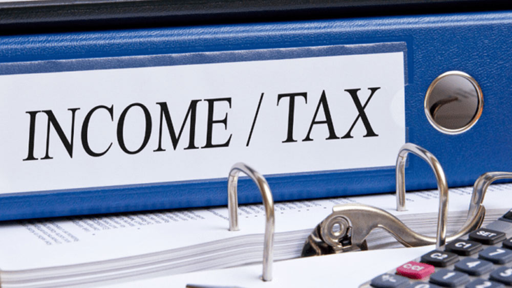 আয়কর জমা দেওয়ার শেষ দিন তো প্রায় দোরগোড়ায়। আয়করদাতারা প্রায় সকলেই ব্যস্ত যাতে আগামী ৩১ জুলাইয়ের মধ্যে তাঁদের আয়কর জমা দেওয়া হয়ে যায়। তা না হলে গুনতে হবে সুদ অথবা পেনাল্টির বাড়তি টাকা। এ ছাড়া আর কোন নিয়ম না মানলে দিতে হবে জরিমানা?