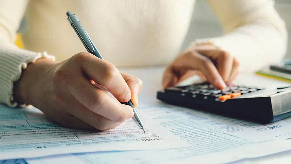 কেন্দ্রীয় সরকার আগেই জানিয়েছে, লেট ফি ছাড়া চলতি মাসের শেষ দিন পর্যন্ত আয়কর জমা দিতে পারবেন চাকরিজীবীরা। তবে ওই দিনের পর আয়কর জমা দিতে গেলে আয়কর আইনের ২৩৪-এ ধারায় সুদ এবং ২৩৪-এফ ধারার আওতায় পেনাল্টি দিতে হবে।