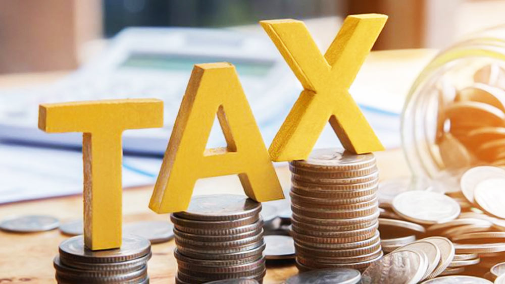 আয়কর আইনে বদলগুলি জানাচ্ছে, আধার-প্যান সংযুক্তিকরণের লেট ফি বাড়ানোর পাশাপাশি চিকিৎসক ও নেটমাধ্যমে প্রভাবশালীদের ১০ শতাংশ অতিরিক্ত টিডিএস (আয়ের উৎসমূলে কাটা কর) দিতে হবে। অবশ্যই ওই চিকিৎসক, প্রভাবশালীরা যদি বিপণন থেকে কিছু আয় করেন, তবেই এই নিয়ম বলবৎ হবে।