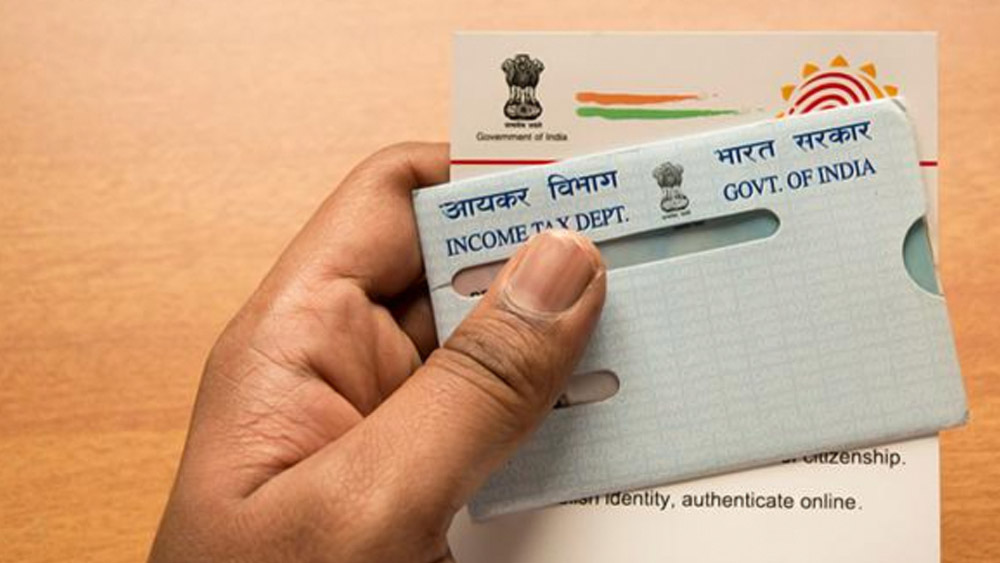 প্রত্যক্ষ কর পর্ষদ (সিবিডিটি) জানিয়েছে, যাঁরা এই নিয়ম মানবেন না, তাঁদেরকে ১,০০০ টাকা জরিমানা দিতে হবে। ১ জুলাই থেকে এই নিয়ম বলবৎ হবে। যদিও ৫০০ টাকার লেট ফি দিয়ে ৩১ মার্চ থেকে ৩০ জুনের মধ্যে দুই কার্ড স‌ংযুক্ত করা যেত বলে জানিয়েছে সিবিডিটি।